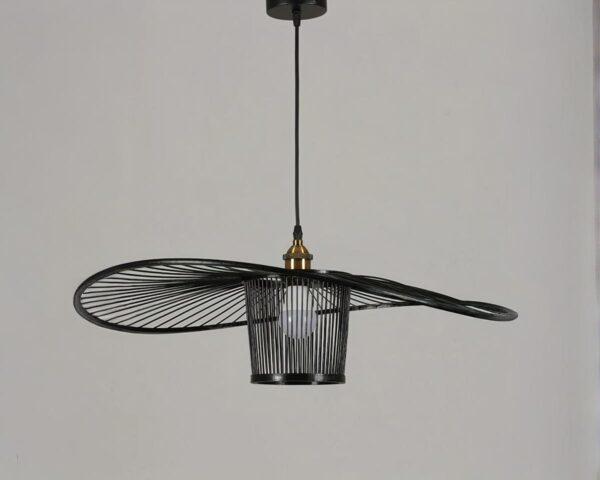 Suspension style vertigo moderne en bambou noir sur fond gris.