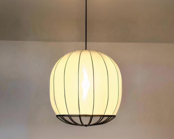 Suspension tissu LED design japonais traditionnel sur fond marron.