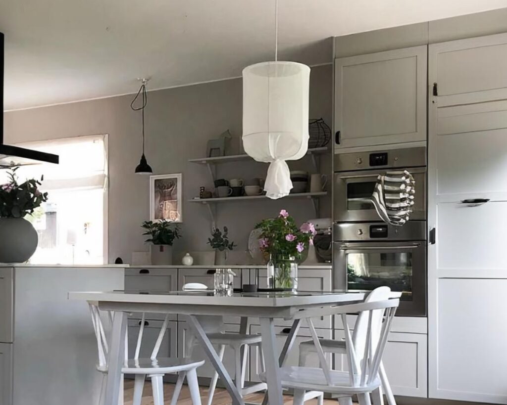 Suspension tissu LED épurée et classe dans une cuisine au-dessus d'une table avec des meubles et des appareils électroménagers autour.