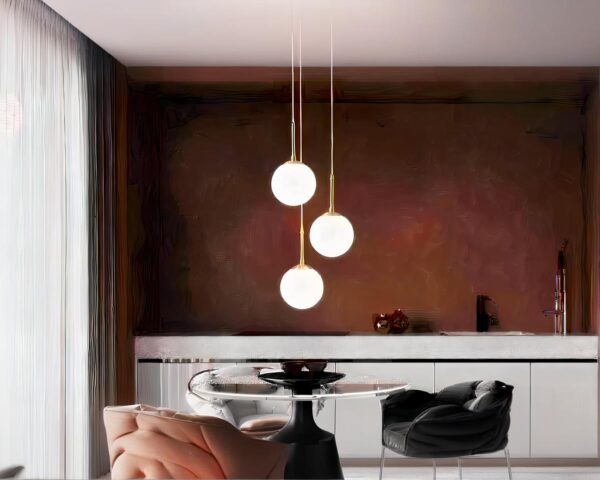 Suspension trois lampes en boule de verre au design nordique allumée dans une salle à manger