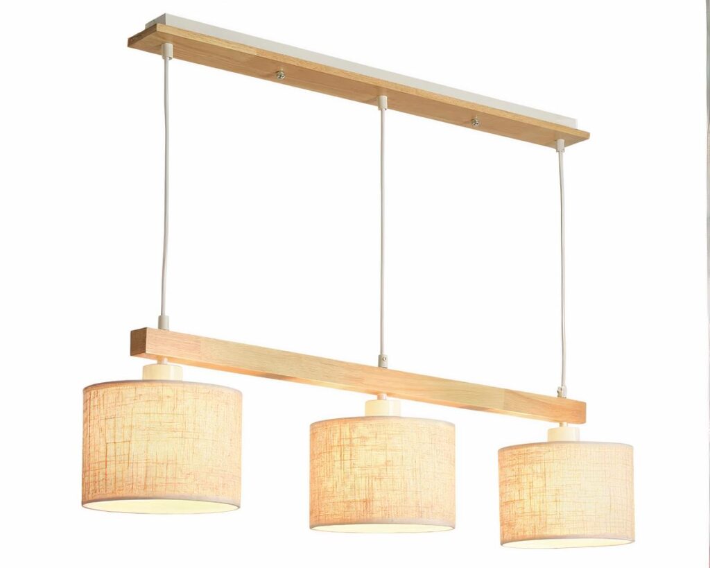 Suspension trois lampes chic et raffinée en bois sur fond blanc