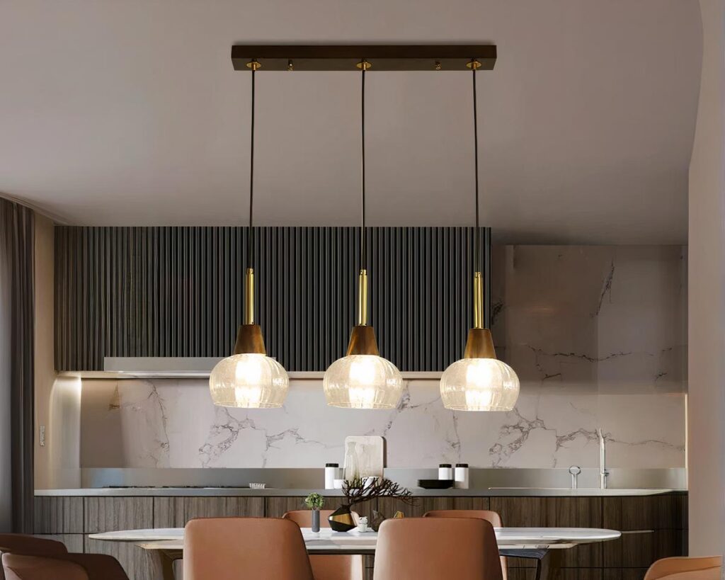 Suspension trois lampes élégante et durable allumée dans une salle à manger