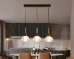 Suspension trois lampes élégante et durable allumée dans une salle à manger