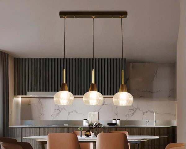 Suspension trois lampes élégante et durable allumée dans une salle à manger