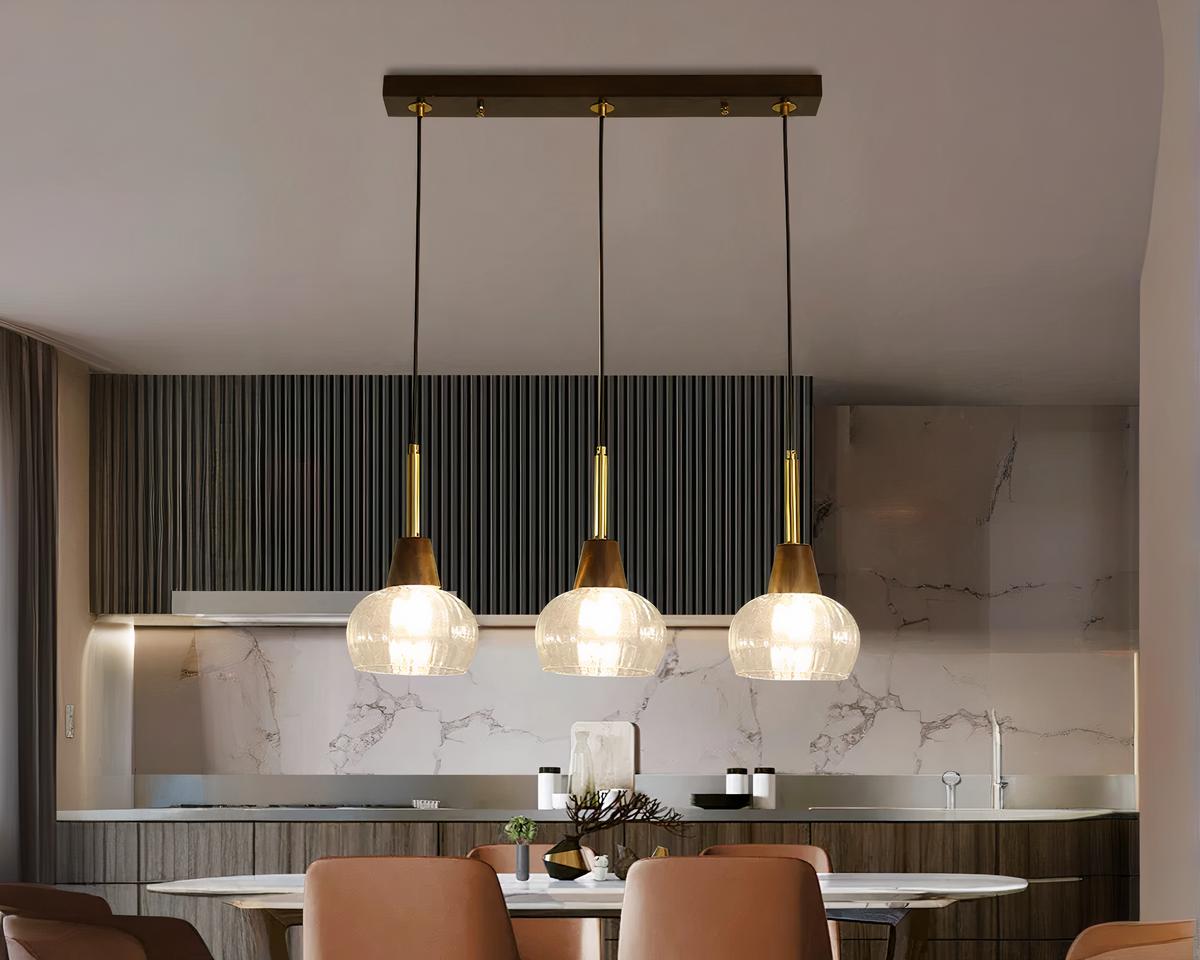 Suspension trois lampes élégante et durable allumée dans une salle à manger