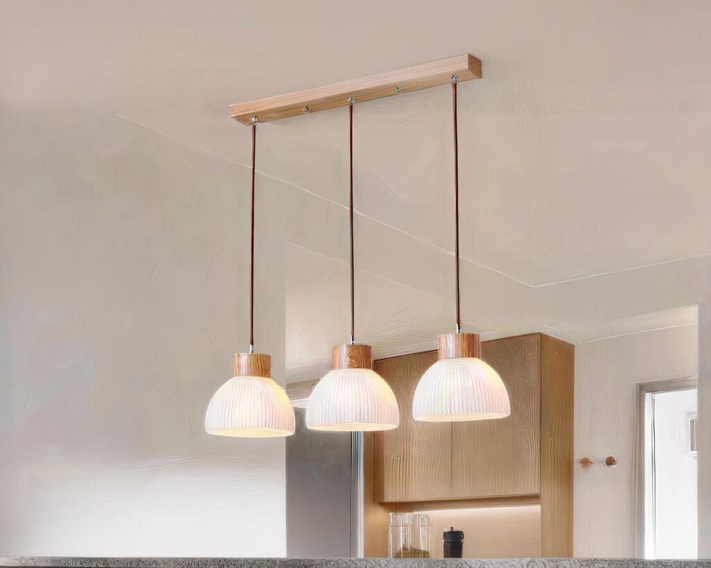 Suspension trois lampes élégante en pierre de verre allumée dans une salle à manger