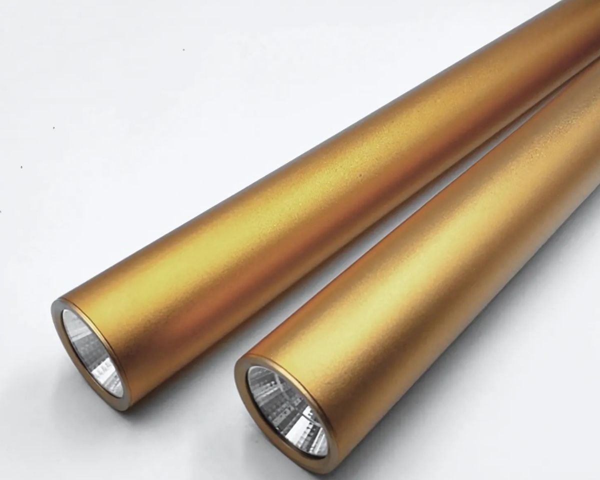 IMG_08_2024_suspension_tube_dorée_design_et_créative_a