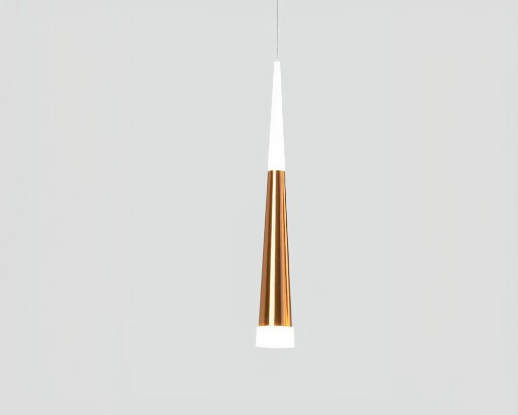 Suspension tube dorée raffinée et élégante allumée sur fond gris