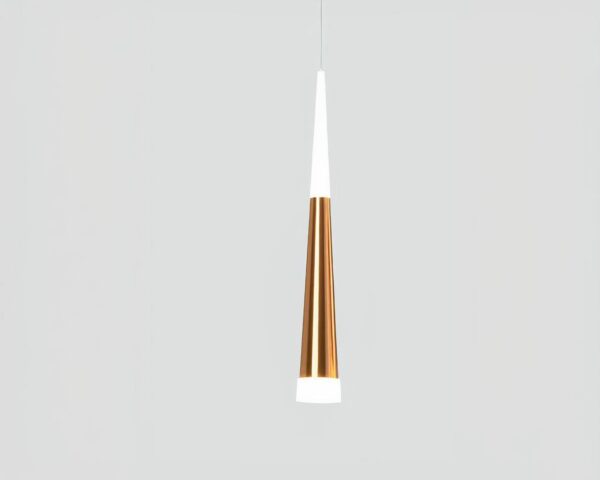 Suspension tube dorée raffinée et élégante allumée sur fond gris