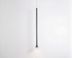 Suspension tube LED fine et élégante en aluminium noire allumée sur fond gris