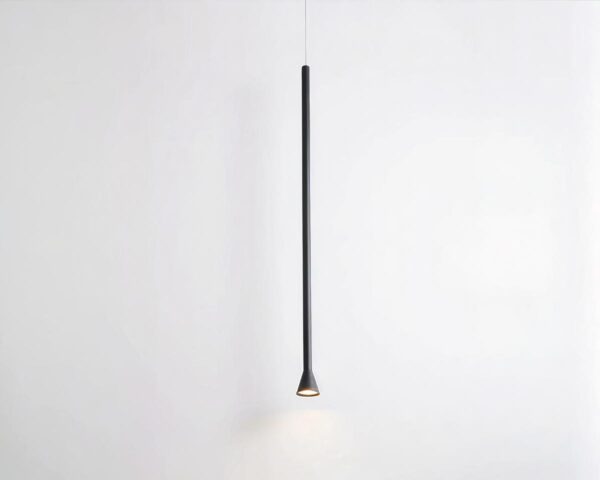 Suspension tube LED fine et élégante en aluminium noire allumée sur fond gris