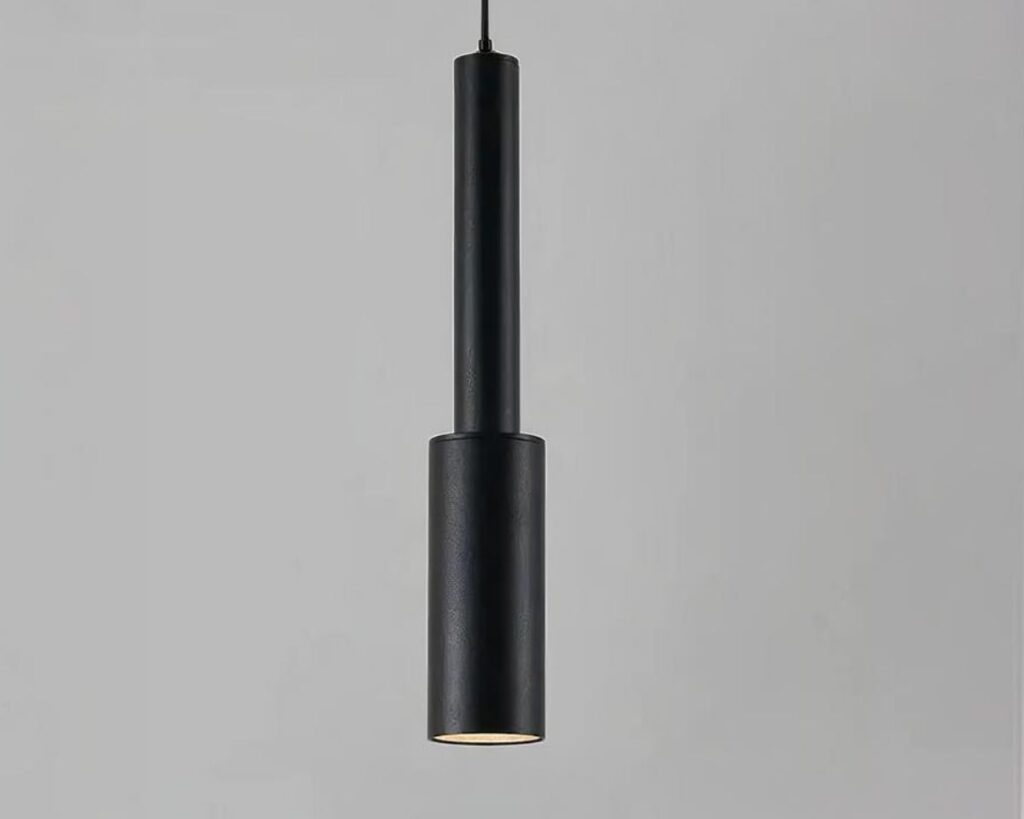 Suspension tube LED moderne et épurée noire allumée sur fond gris