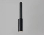Suspension tube LED moderne et épurée noire allumée sur fond gris
