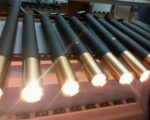 Suspension tube noire chic et moderne en aluminium