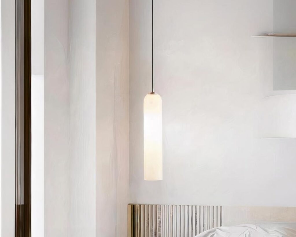 Suspension tube nordique design et élégante allumée dans une chambre.