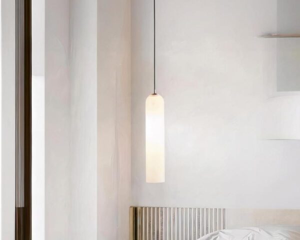 Suspension tube nordique design et élégante allumée dans une chambre.