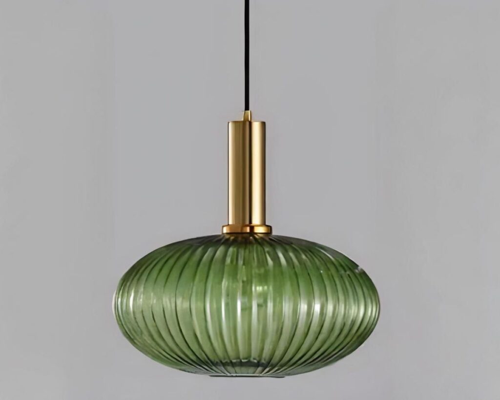 Suspension verre au design nordique de forme ovale en verre vert. Sur fond gris.