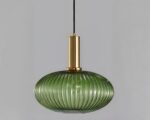 Suspension verre au design nordique de forme ovale en verre vert. Sur fond gris.