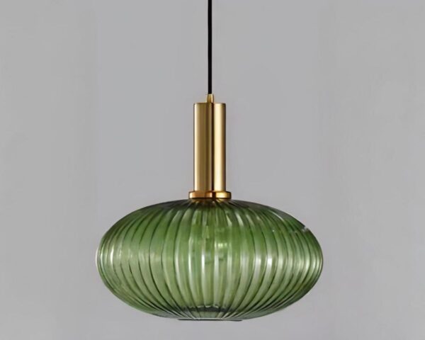 Suspension verre au design nordique de forme ovale en verre vert. Sur fond gris.