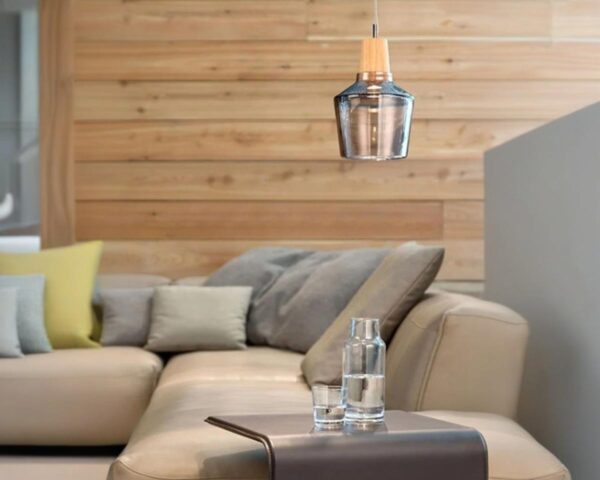 Suspension verre et bois de style moderne dans un salon