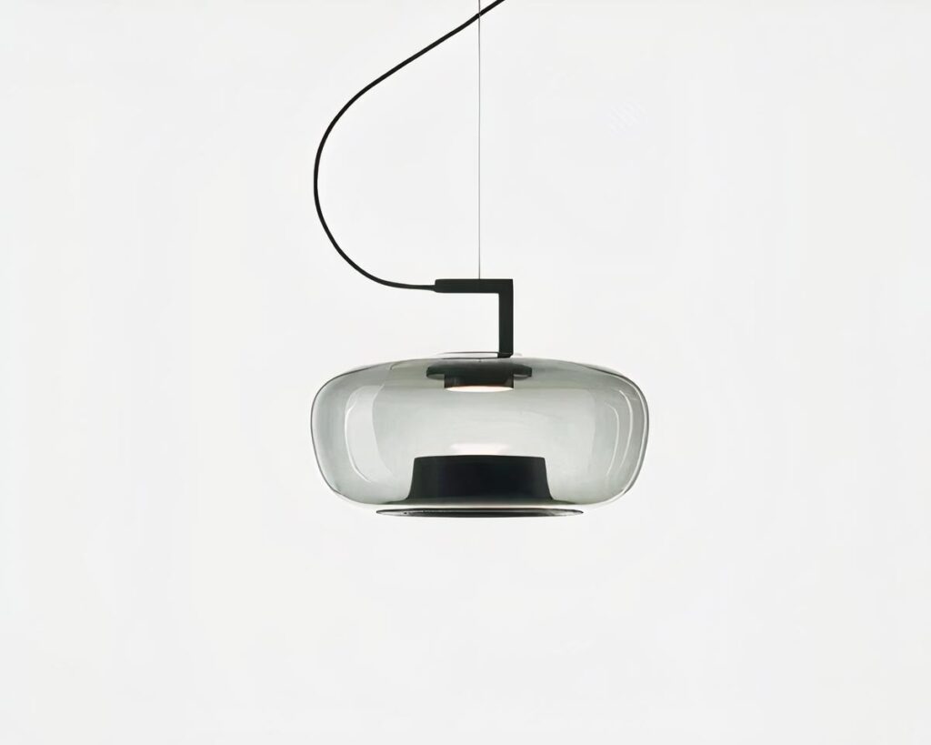 Suspension verre fumé LED chic et sophistiquée sur fond gris