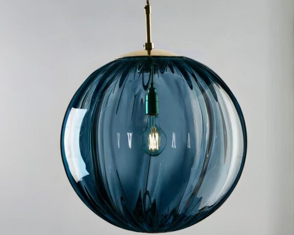 Suspension verre fumé LED bleue et raffinée sur fond gris.