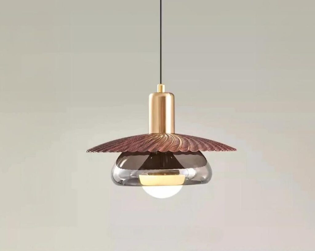 Suspension verre fumé LED éclatante et texturée sur fond gris.