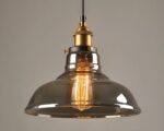 Suspension verre fumé LED effet vintage et classe sur fond gris.