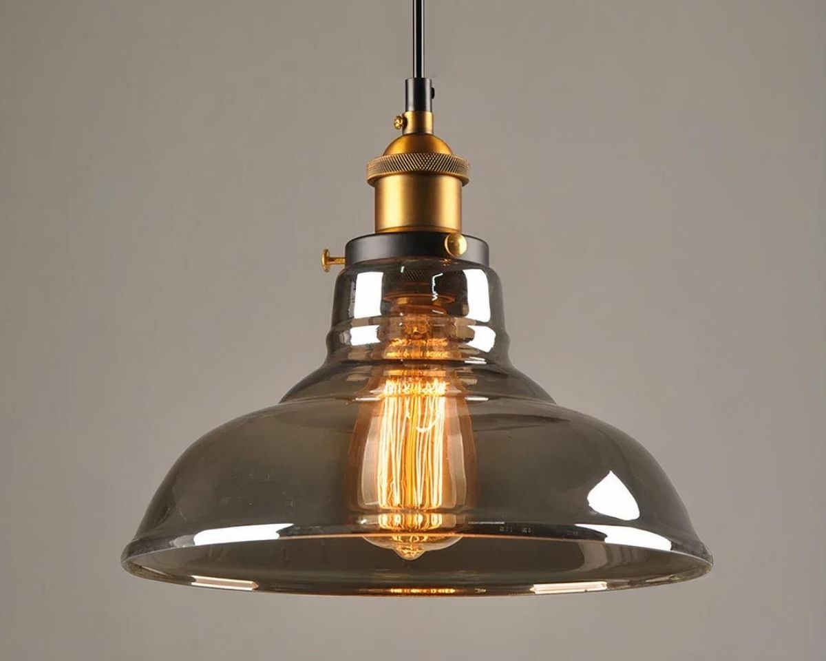 Suspension verre fumé LED effet vintage et classe sur fond gris.