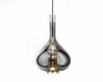 Suspension verre fumé LED épurée et luxueuse sur fond blanc.