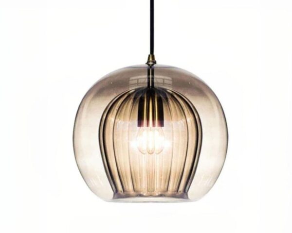 Suspension verre fumé ronde et moderne sur fond blanc.