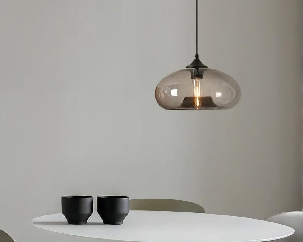 Suspension verre fumé translucide et captivante au-dessus d'une table avec des tasses