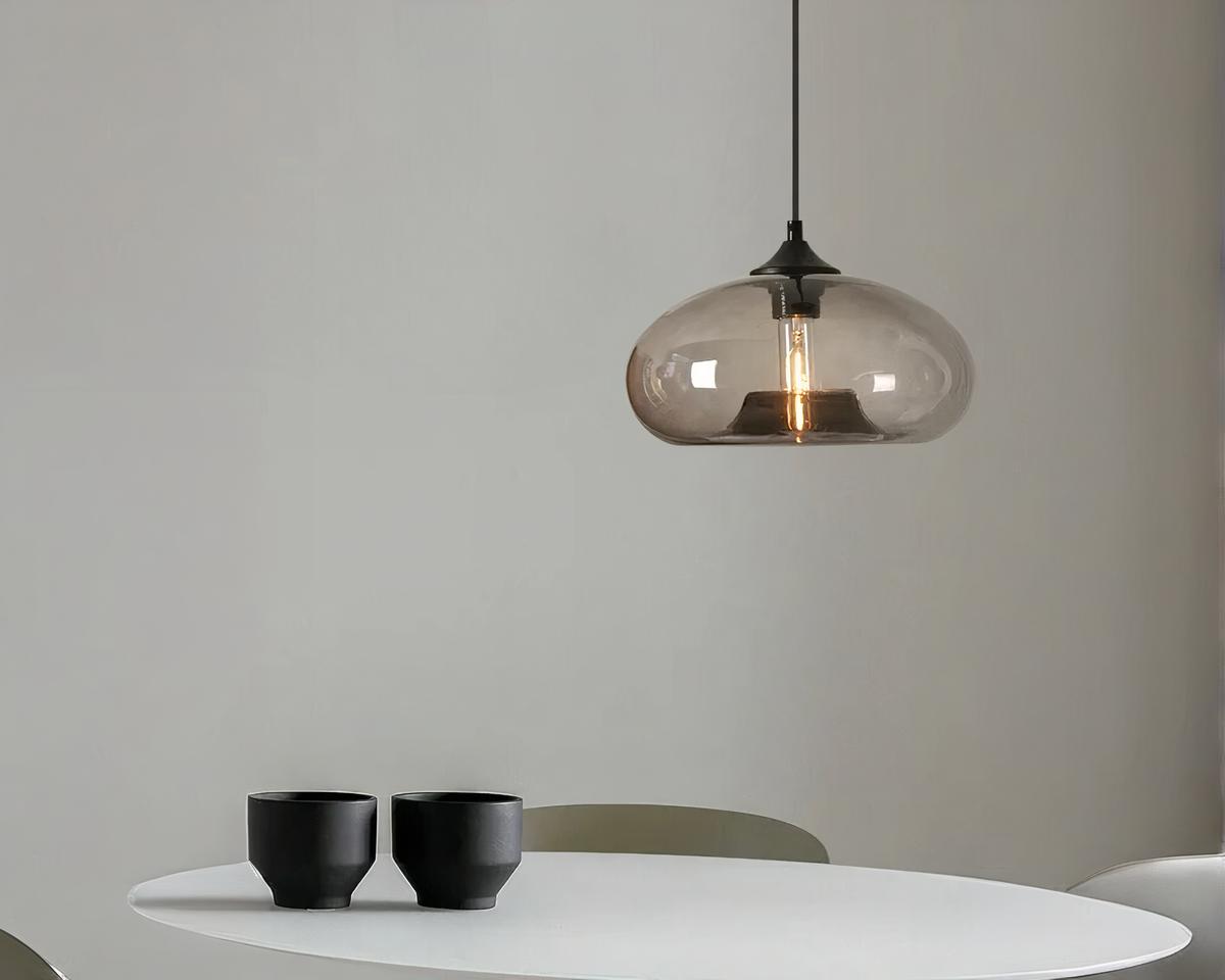 Suspension verre fumé translucide et captivante au-dessus d'une table avec des tasses