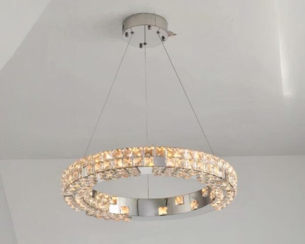 Suspension xxl anneau élégant, de couleur dorée et argentée, suspendue. Fond gris clair.