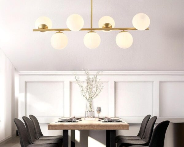 Suspension XXL constellation de lumière, suspendue et allumée, au-dessus d'une table de salon. Ambiance cosy.