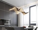Suspension XXL dynamique aérienne, allumée et suspendue au-dessus d'une table dans une salle à manger.