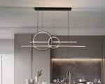 Suspension XXL élégance noire, allumée, suspendue dans une cuisine.