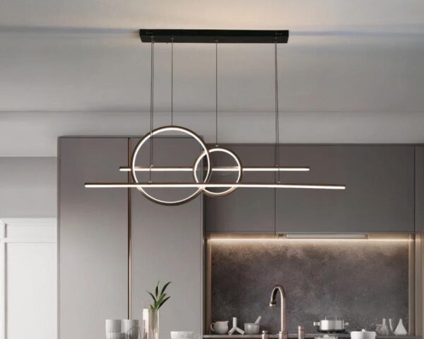 Suspension XXL élégance noire, allumée, suspendue dans une cuisine.