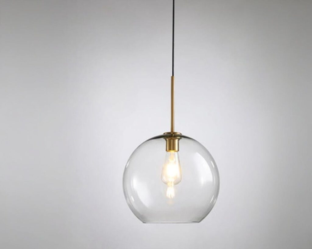Suspension verre ronde au design moderne sur fond gris