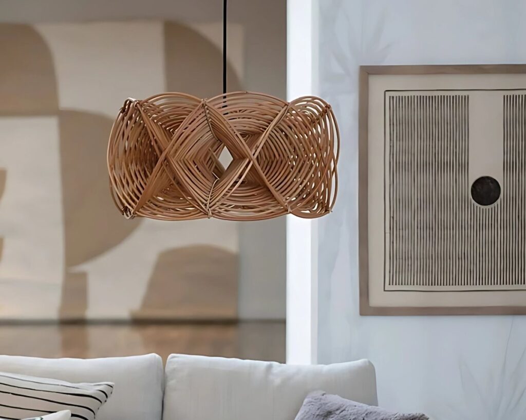 Suspension osier design ajouré, de couleur marron, suspendue au-dessus d'un canapé.