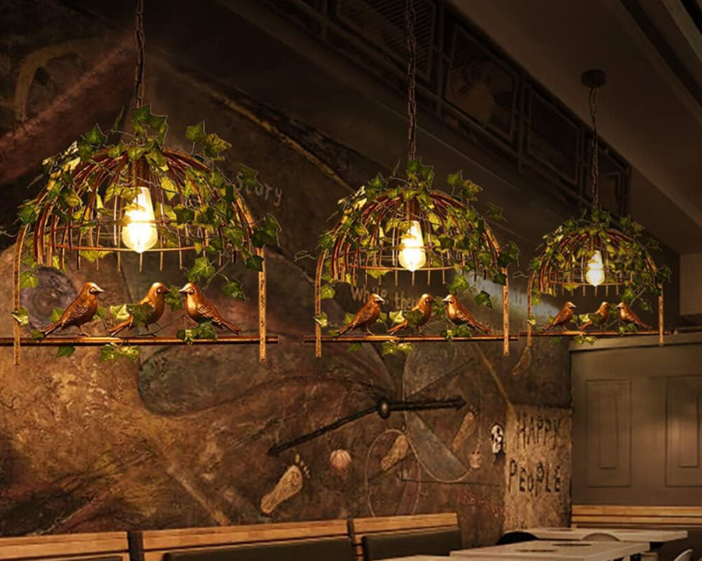 Suspension plante vintage décorée d'oiseaux dans une salle à manger