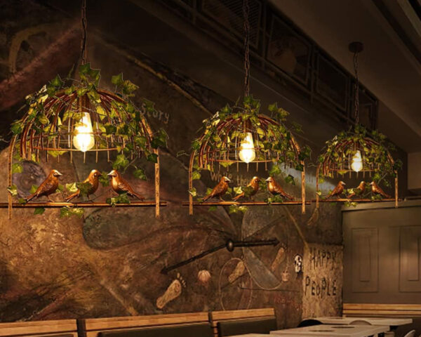 Suspension plante vintage décorée d'oiseaux dans une salle à manger
