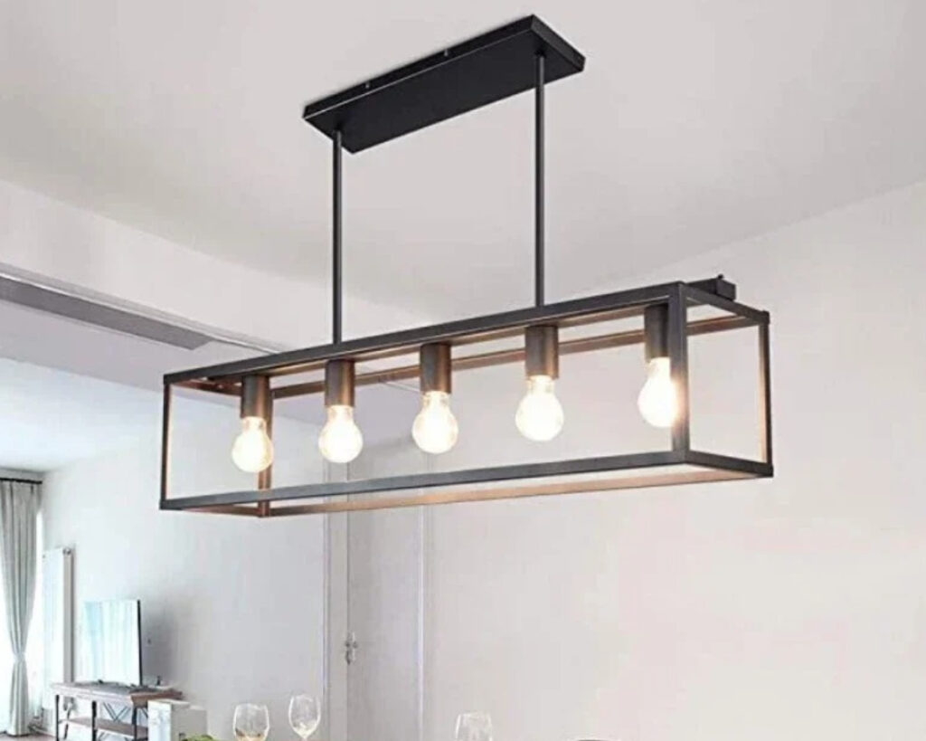 Suspension industrielle et rectangulaire à 5 têtes au-dessus d'une table