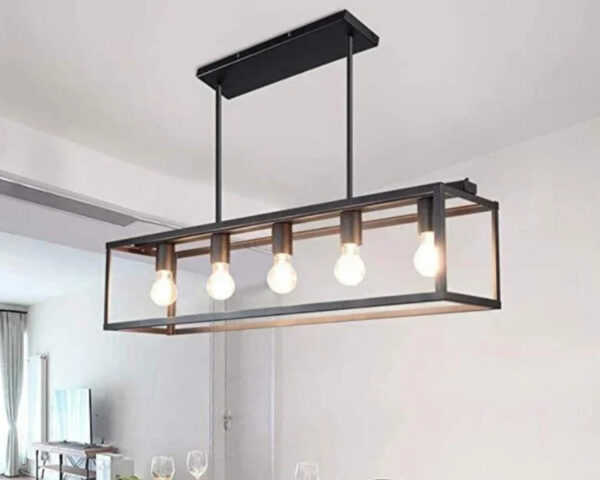 Suspension industrielle et rectangulaire à 5 têtes au-dessus d'une table