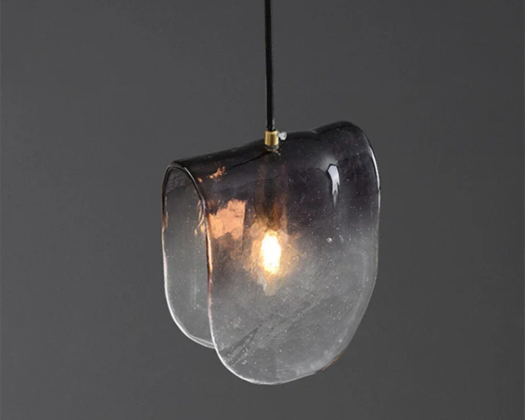 Suspension verre luxueuse et design sur fond gris