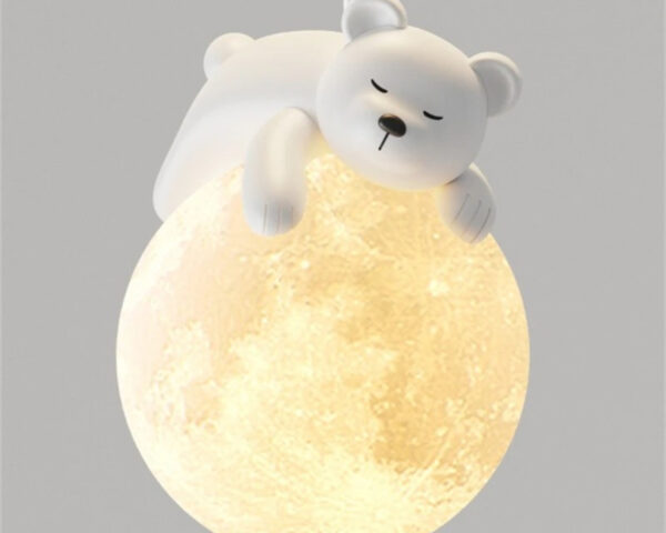 Suspension chambre enfant ours câlin, qui dort sur une lune. Fond gris.