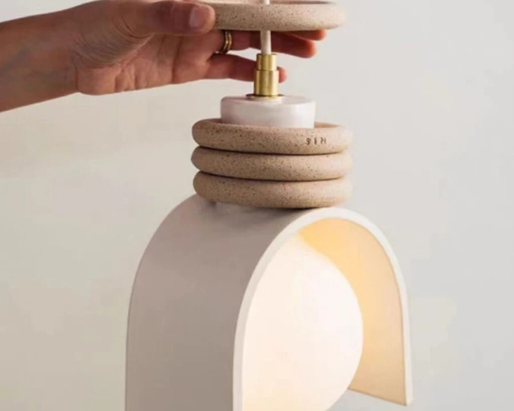 Suspension ampoule design et moderne en résine blanche sur fond gris