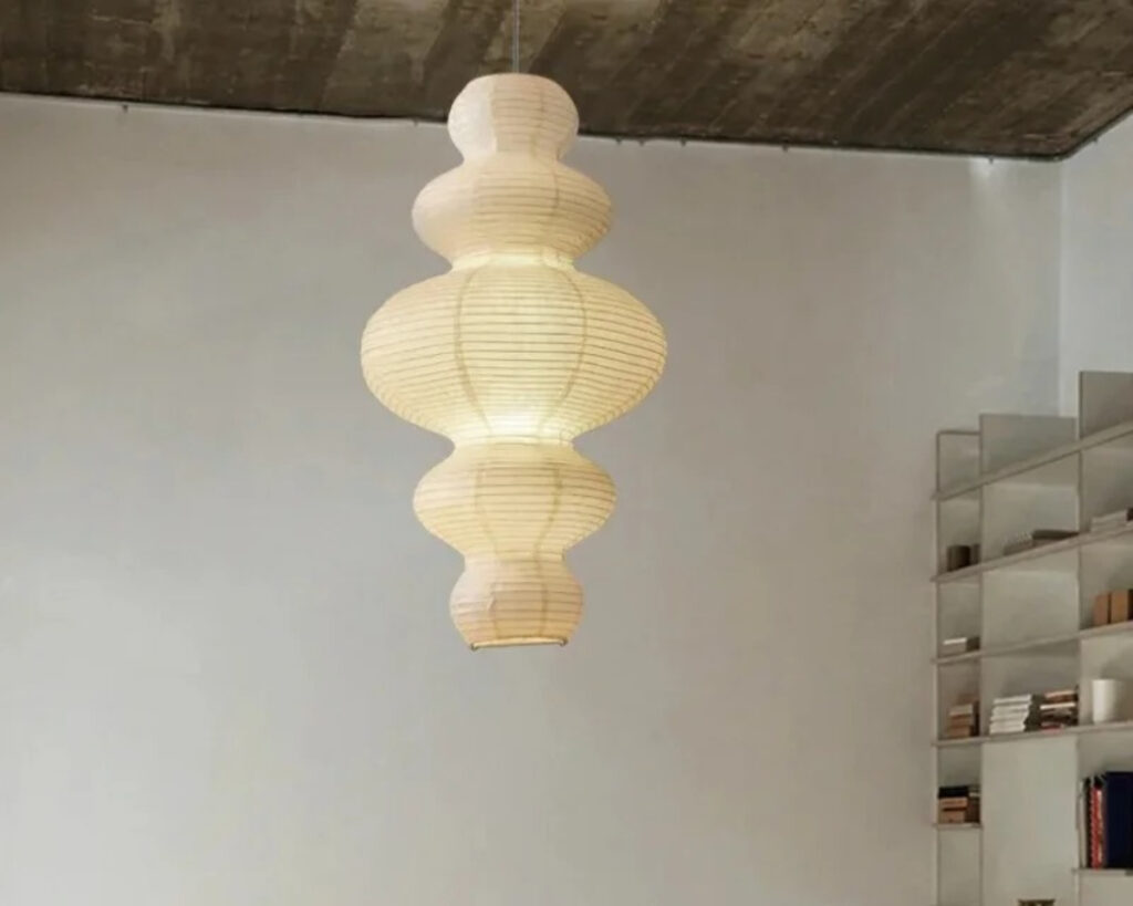 Suspension japonaise design et moderne en papier allumée dans un intérieur