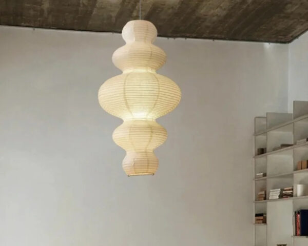 Suspension japonaise design et moderne en papier allumée dans un intérieur