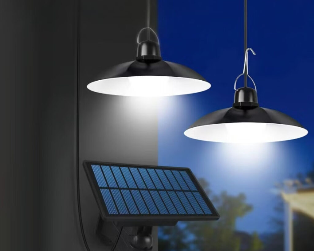 Suspension extérieure LED pratique et moderne allumée dans le noir en extérieur